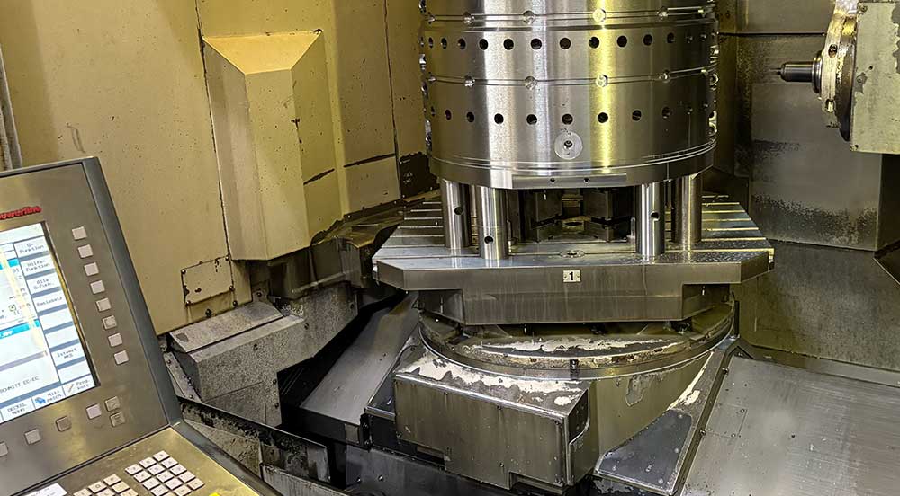 Großes CNC-Bauteil bei der Qualitätsprüfung