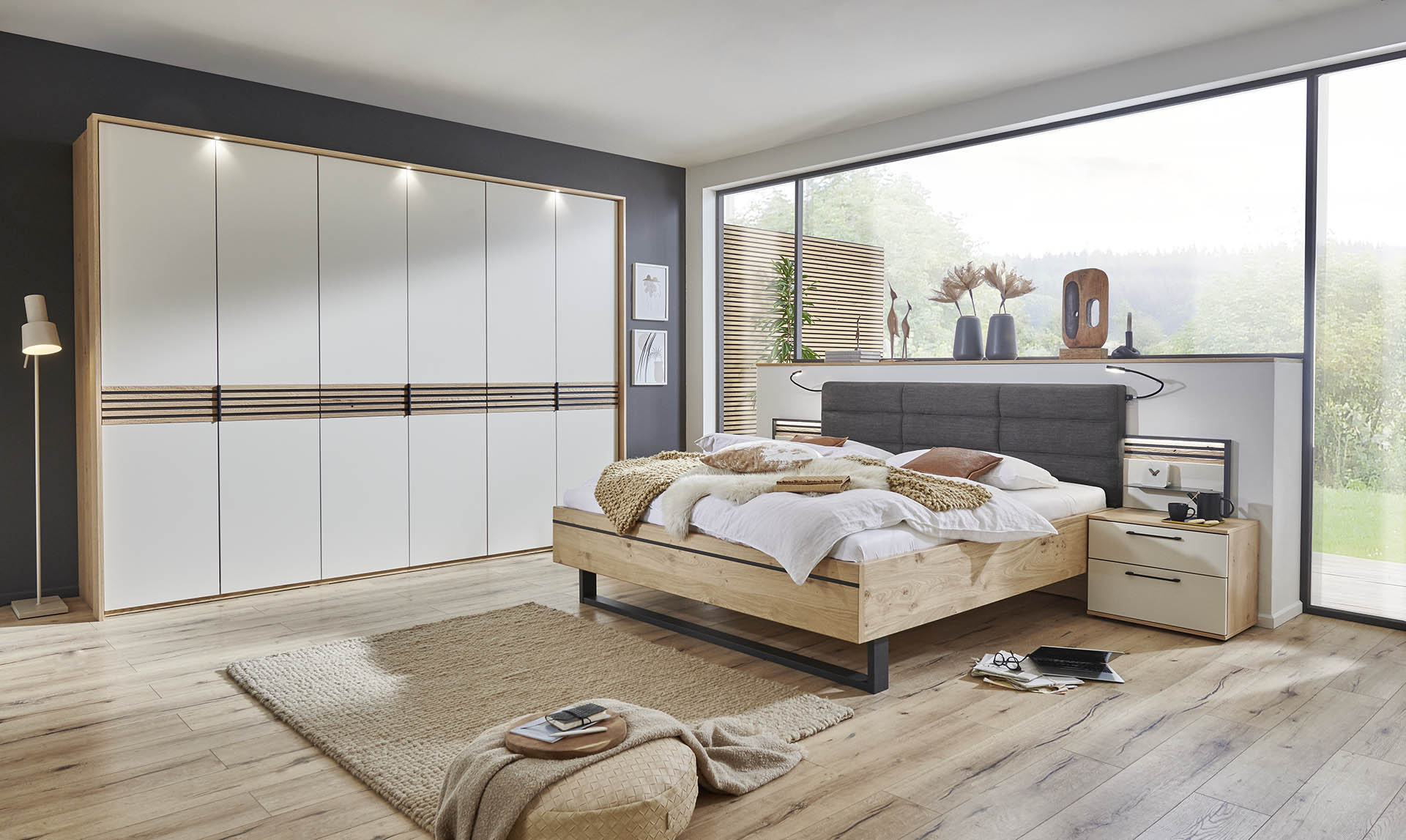 Cabrillo Schlafzimmer mit weißem Kleiderschrank