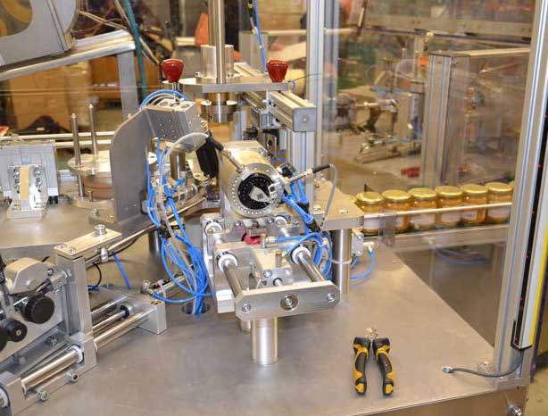 Deckelhaubenmaschine (Feinwerkmechanikpreis 2017)