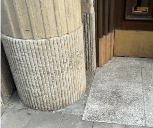 Steinsäule – Reinigung in der Denkmalpflege