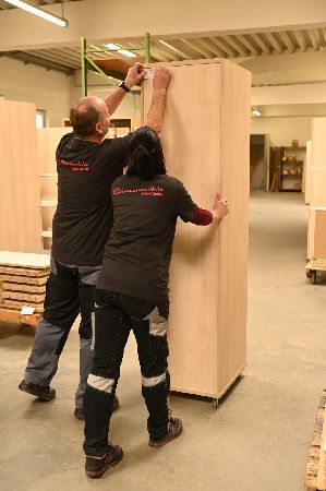 Handwerkliche Details in der Möbelfertigung