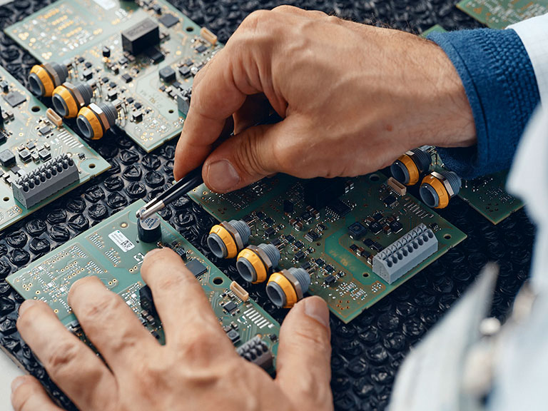 Elektronische Baugruppen und Komplettgeräte