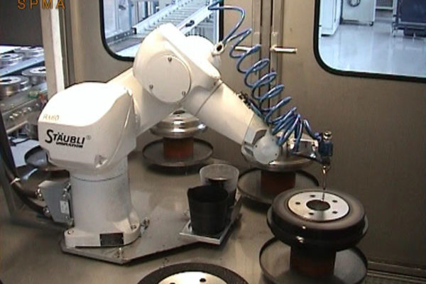 Rundautomat mit Roboterarm im Einsatz