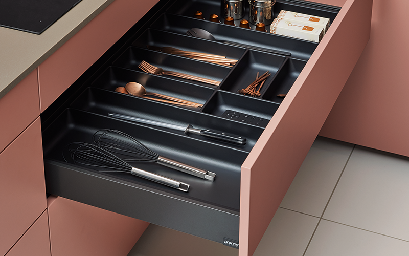 Drawer with cutlery insert