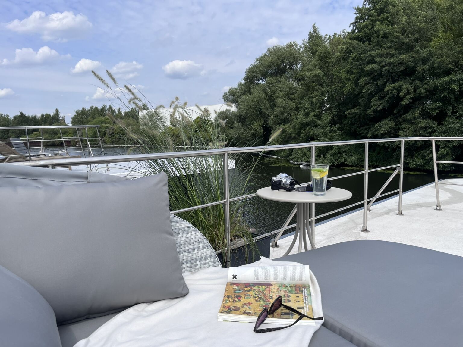 Gartensofa mit ausklappbarem Dach auf dem Hausboot