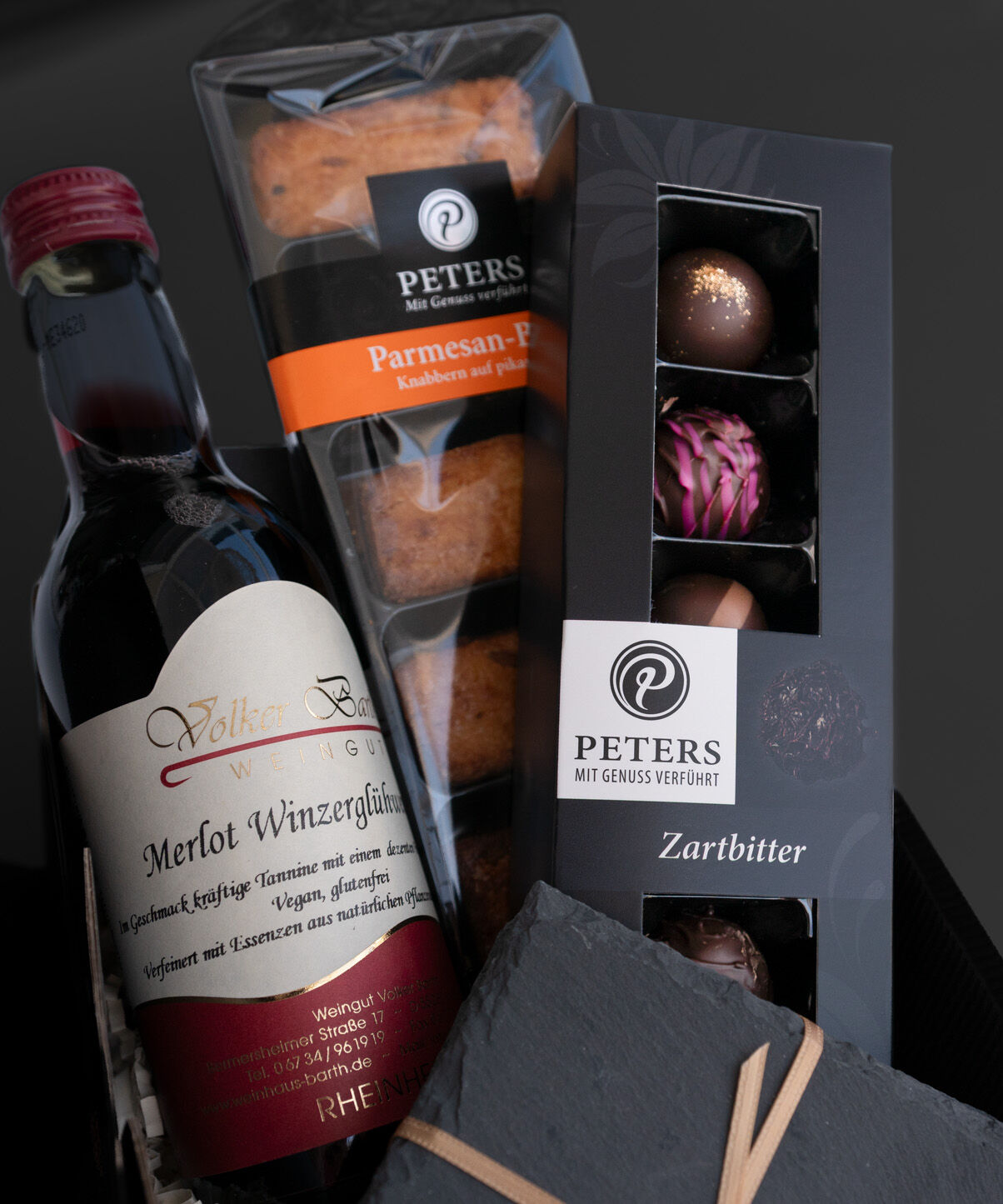 Präsent mit Rotwein, Käsegebäck und Zartbitter-Pralinen