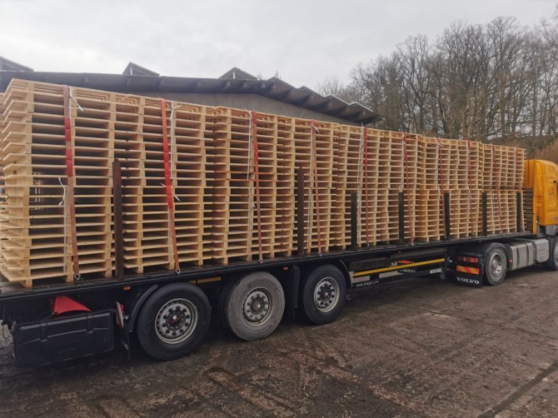 Geschnittenes Holz wird verladen