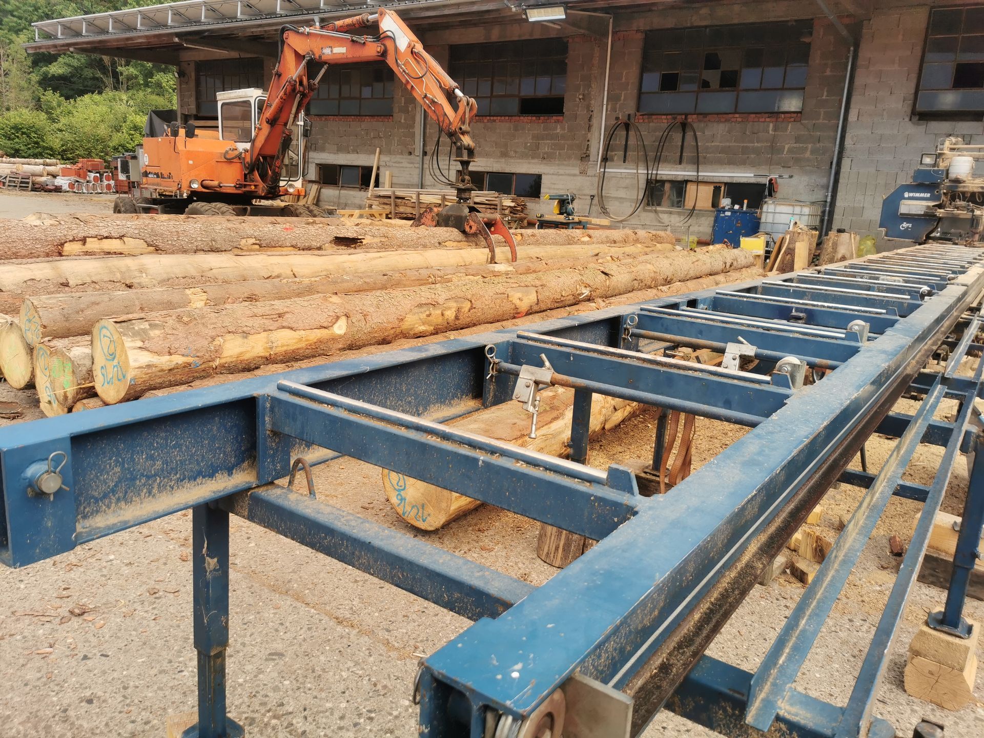 Trebitzmühle: Zubringung und Sortierung des Rundholzes mittels Mobilbagger