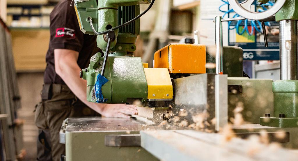 Mitarbeiter in der Schreinerwerkstatt Petersberg