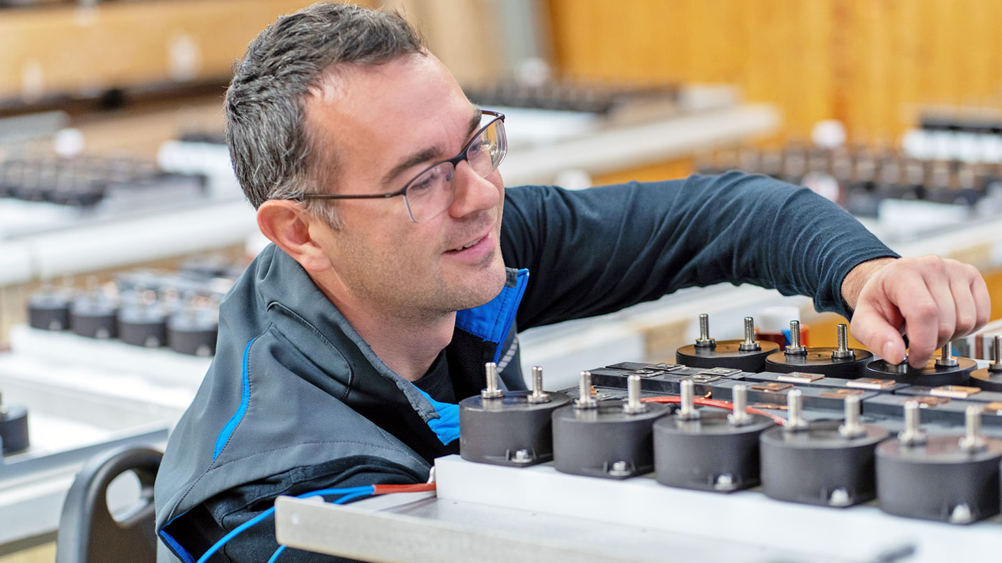 Montage und Justierung elektrischer Bauteile