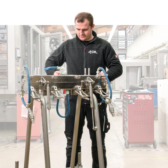 Auszubildende arbeiten an technischen Anlagen in der Werkhalle