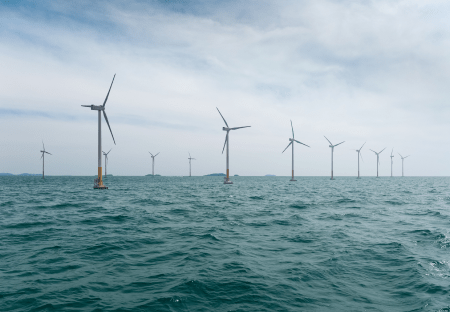 Ingenieur auf Arbeitsschiff im Offshore-Windpark
