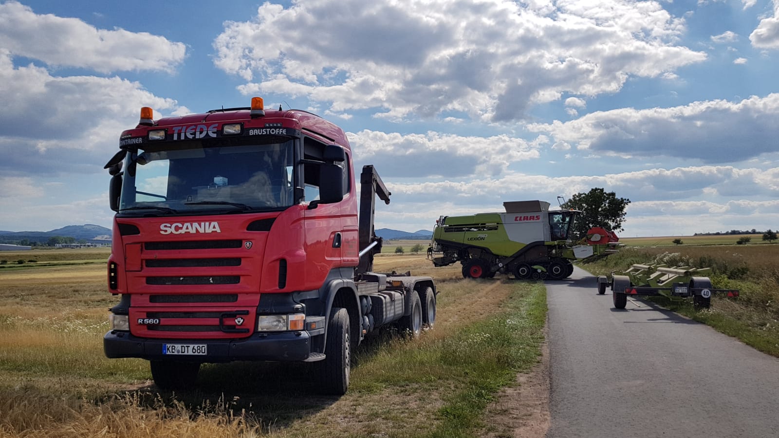 Tiede Containerdienst LKW bei der Abfallentsorgung