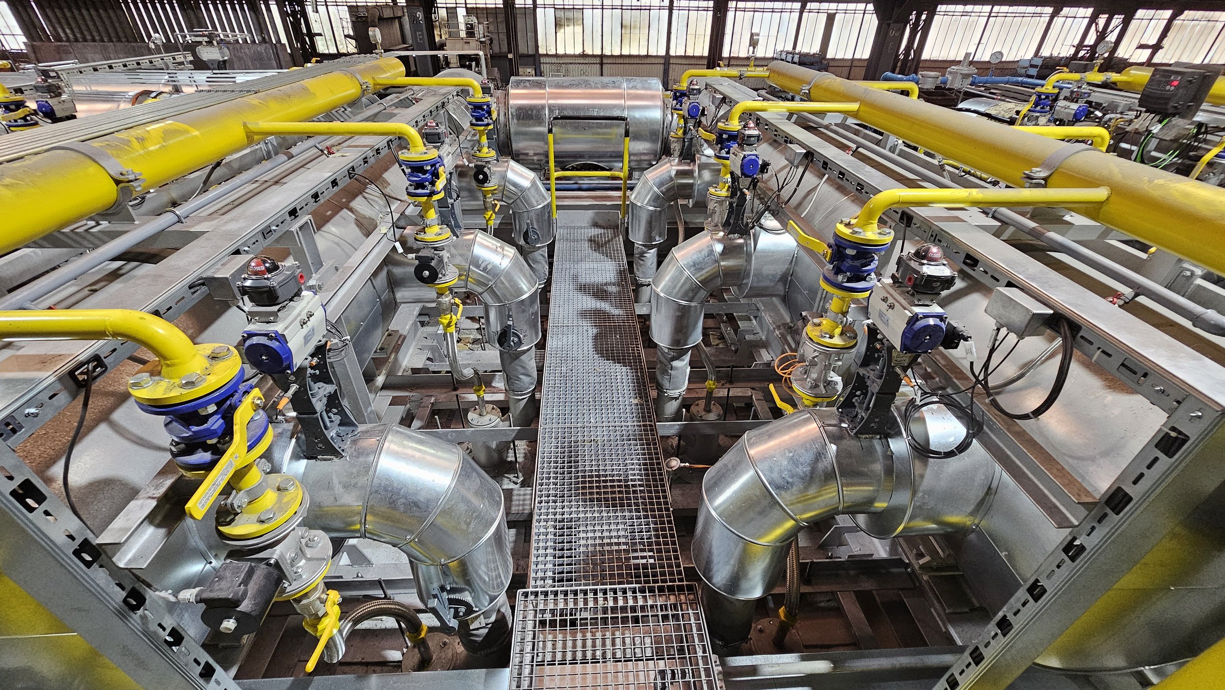 Industriebrenner mit Gas-Sicherheits-Armaturen und Rohrleitungssystem