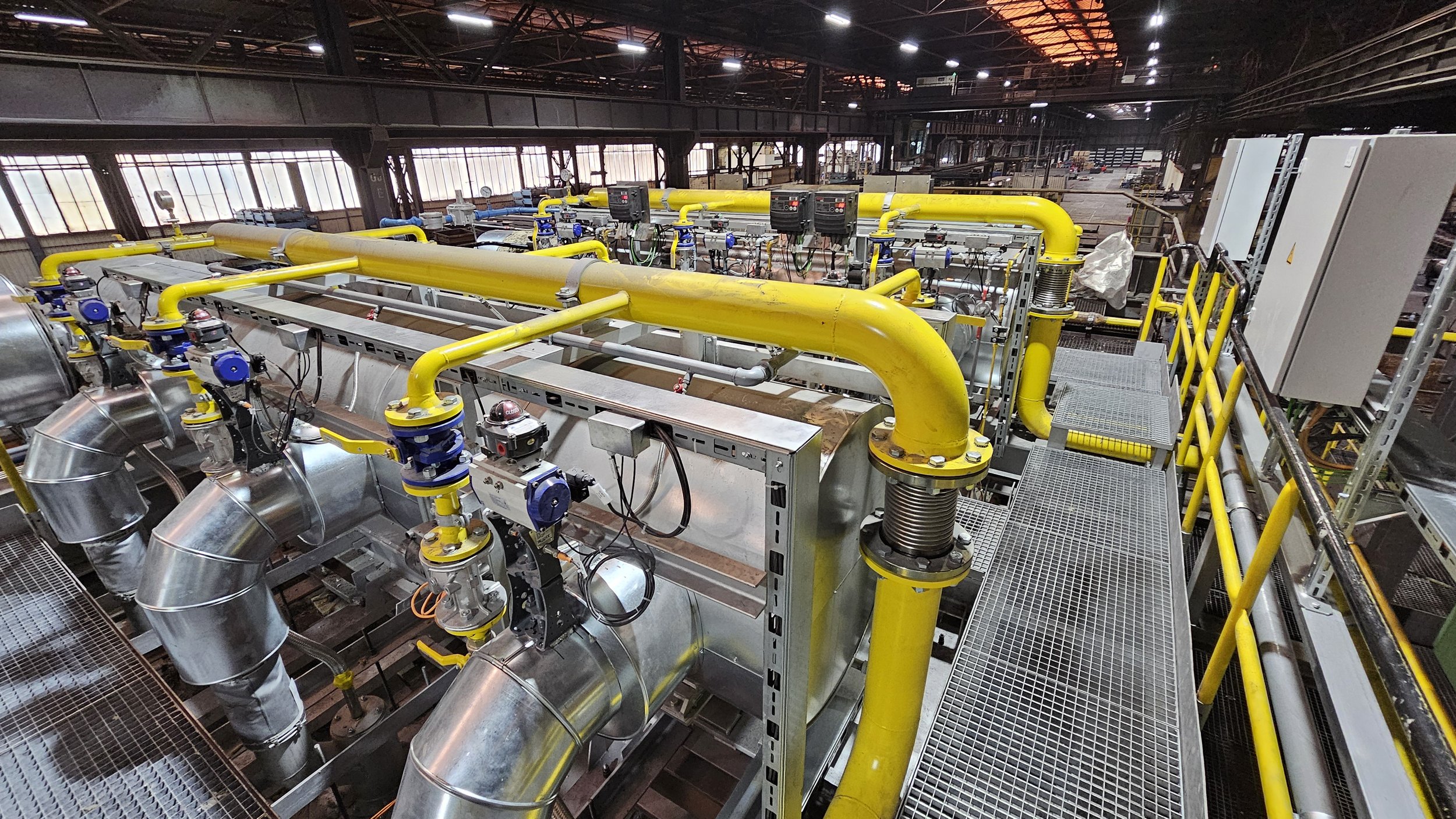 Industriebrenner-System mit Gas-Versorgungsleitungen und Steuerungseinheit