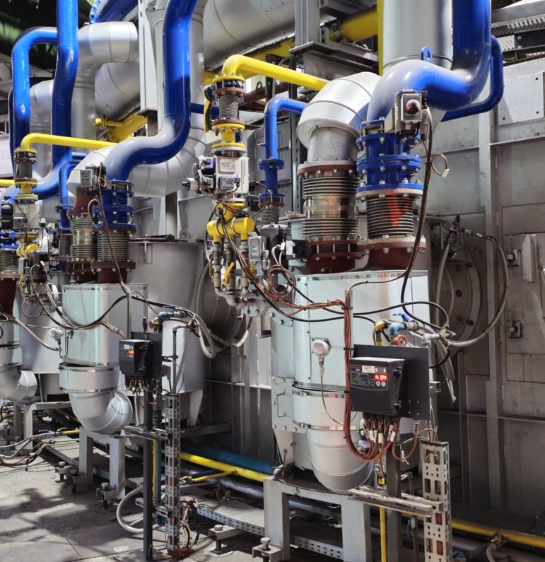 Anlageninstallation mit farbigen Rohrleitungen und Armaturen