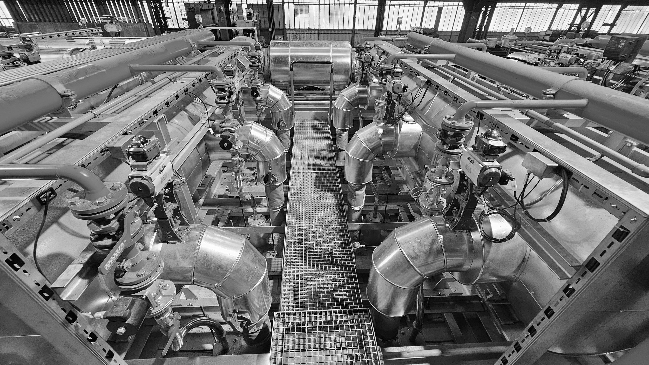 Industrieanlage mit Rohrleitungen, Ventilen und Messgeräten