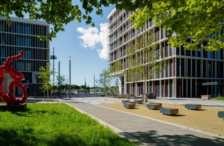 Campus-Außenanlagen mit Sitzbänken