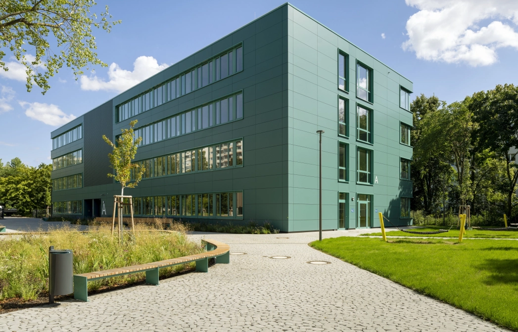 GDM.BOLERO Stein – Weg zum Schulgebäude