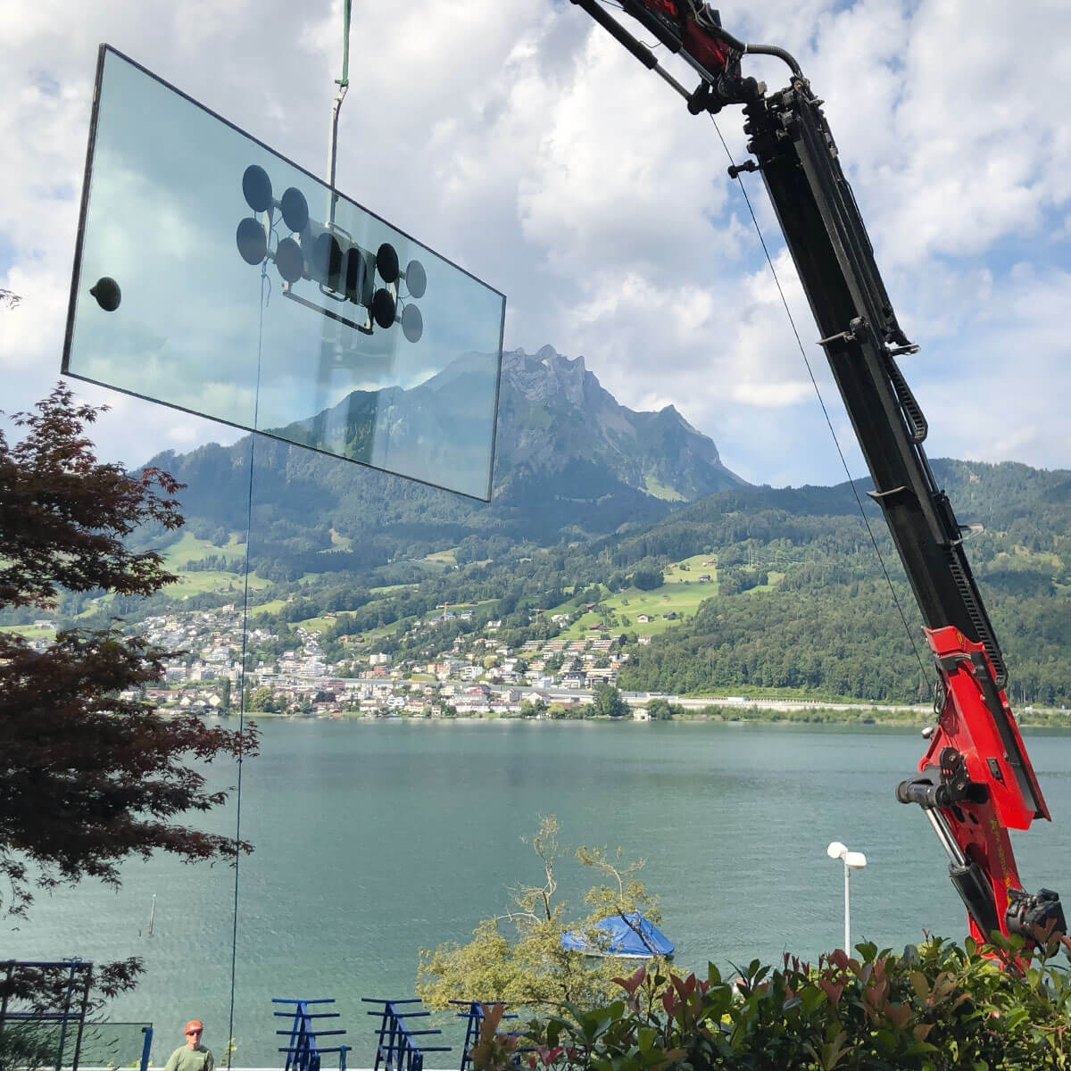 Montage einer grossen Glasscheibe