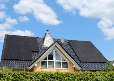 9 kWp Photovoltaikanlage mit Full Black Modulen in Erlangen