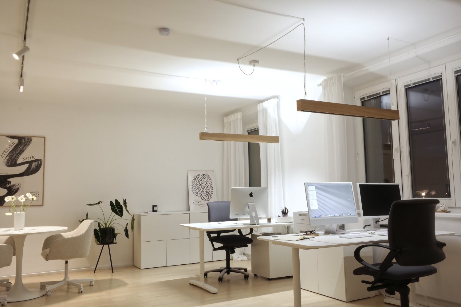 Modernes Büro mit Leuchten von Lignalux