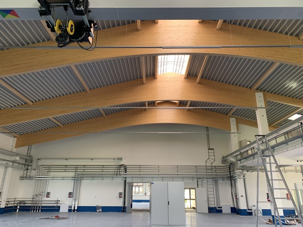 Installation in der Werkhalle mit Lichtband und Kabeltrasse