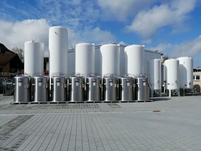 Tank-Lagerfläche mit vakuumisolierten Großtanks