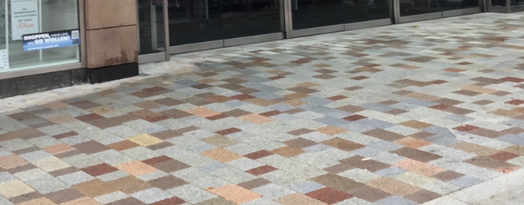 Gepflasterter Gehweg mit Fliesenmuster