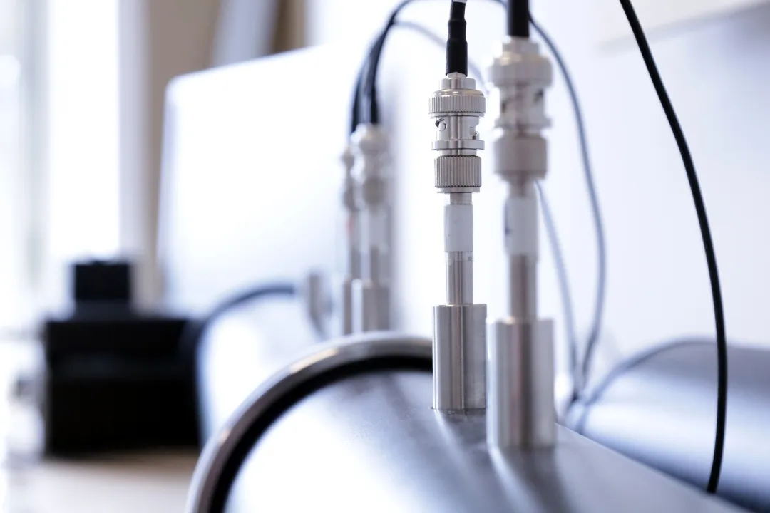 Akustische Analyse mit Impedanzrohr und Mikrofonen