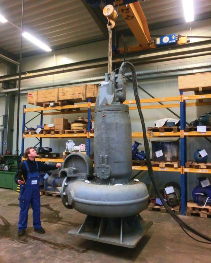 Werkstatt mit großformatiger Maschine