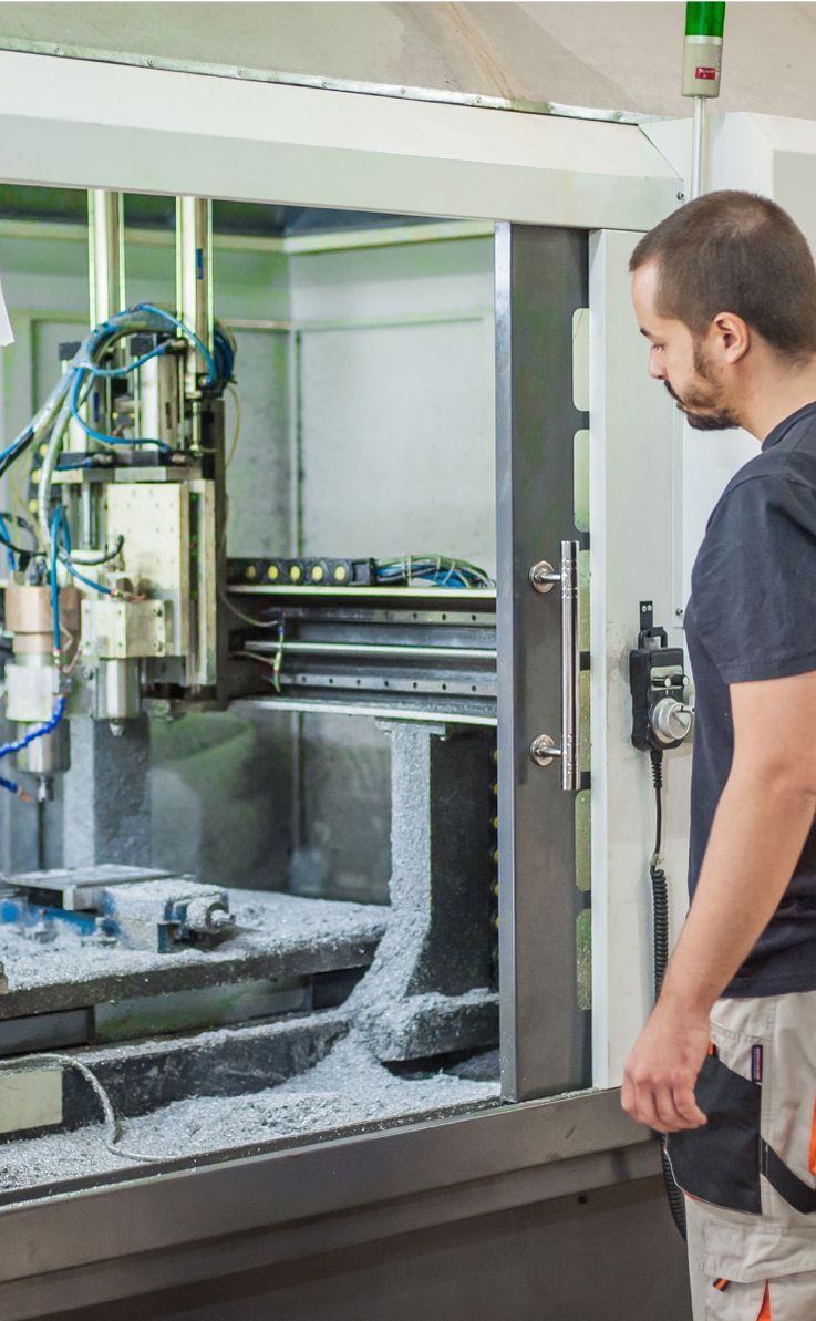 Techniker an einer automatisierten Fertigungsanlage