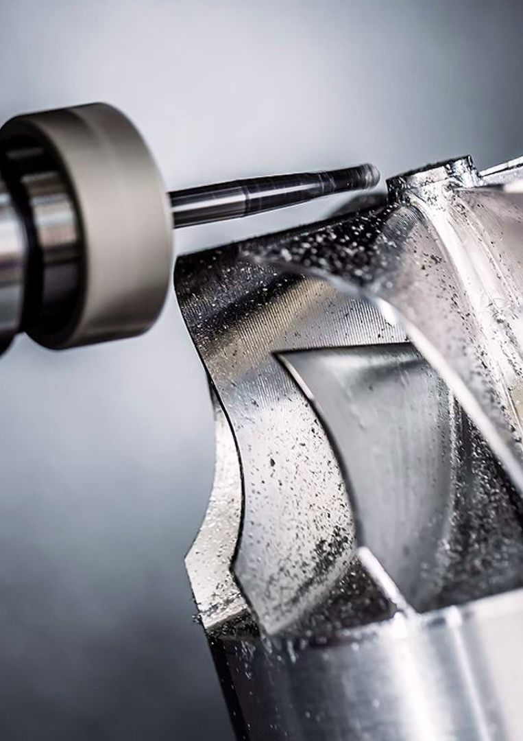 CNC-Fräsvorgang an einem komplexen Metallbauteil