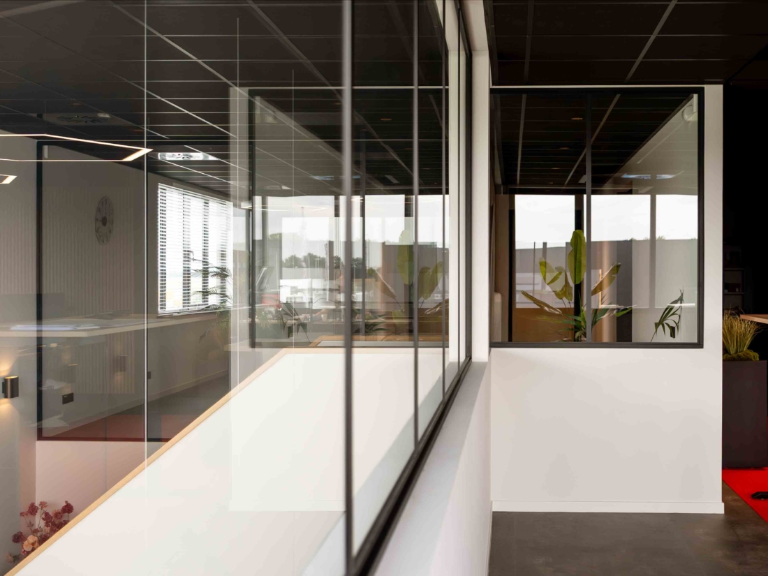 Bürotrennwände aus Glas und Aluminium