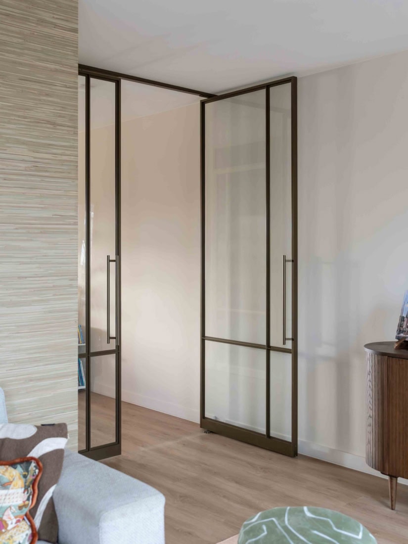 Bronzefarbene Aluminium-Pivot-Tür