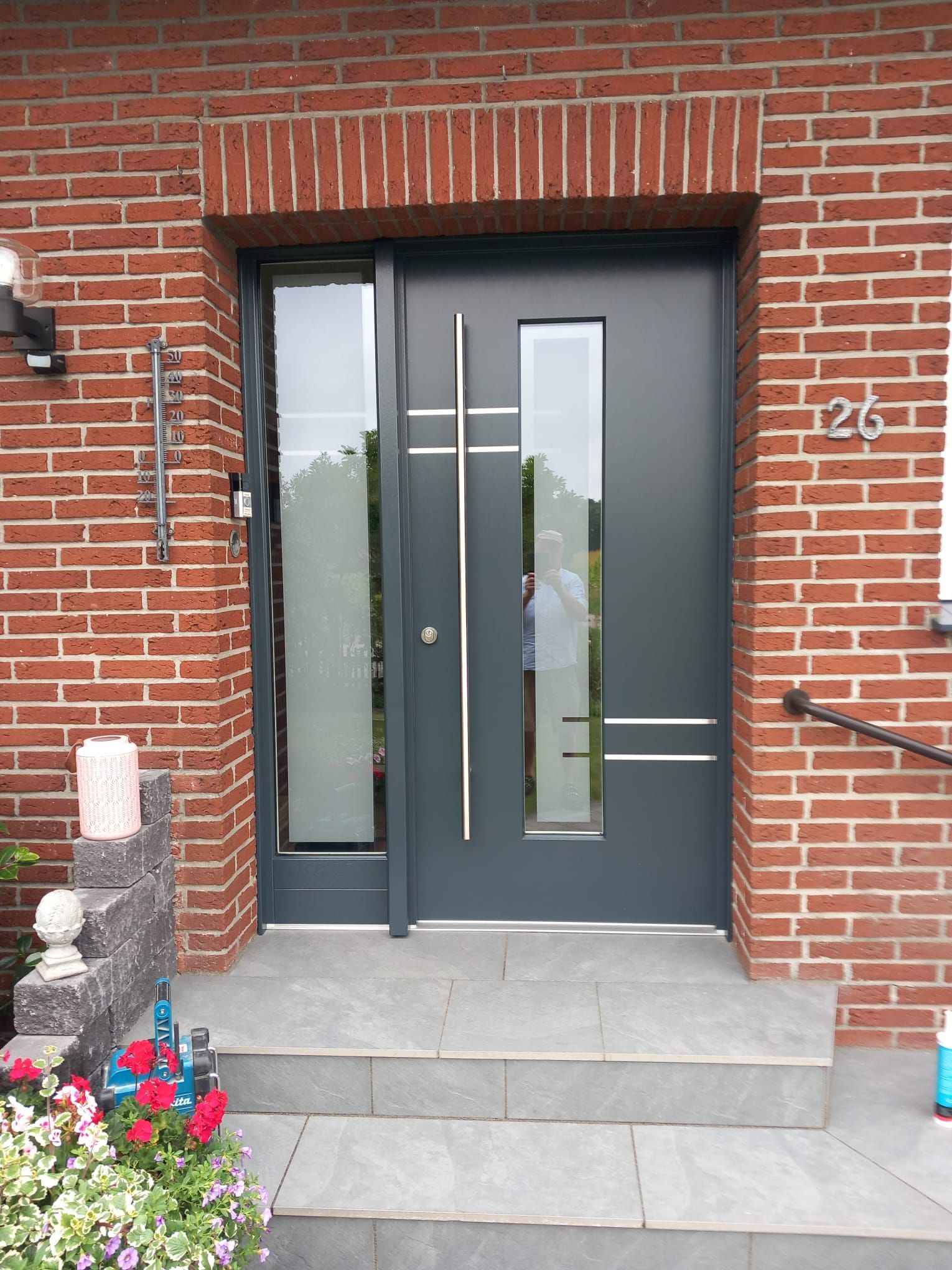 Haustür mit Edelstahlgriffen