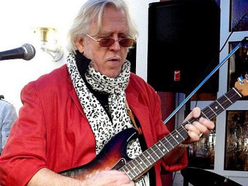 Joe: Vocals, Guitar / Lothar: Drums / Ecke: Bass / Michael: Hammond-Orgel