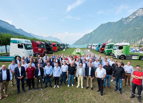 Übergabe der ersten eActros 600 Trucks an Schweizer Kunden