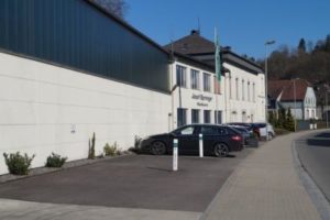 Firmenfahne am Standort Finnentrop-Heggen