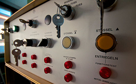 Universal-Werkzeugfräsmaschine MILLSTAR KT 200
