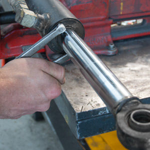 Hydraulikarbeiten in der ESS-Werkstatt