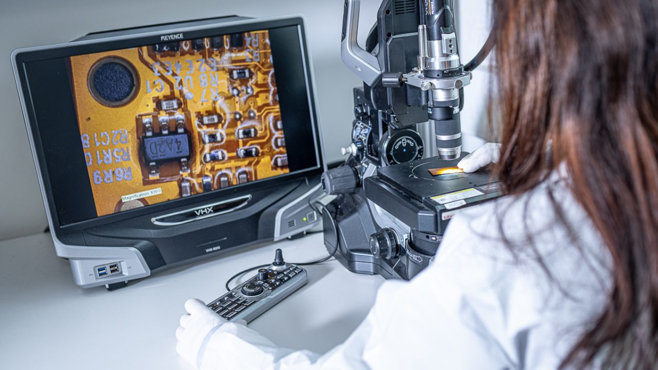 Prüfung einer Elektronikbaugruppe unter dem Digitalmikroskop