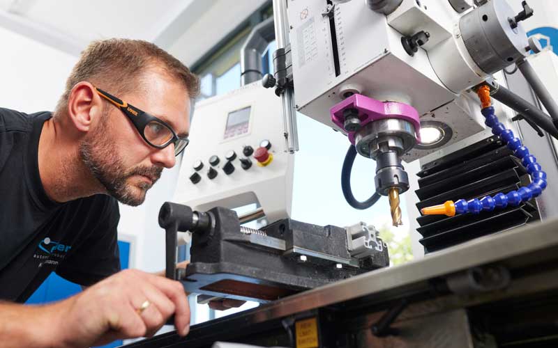 Standard Roboterzelle (Pick & Place, Palettieren, Montage, Teilekontrolle)