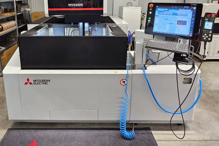 Mitsubishi-Drahtschneidmaschine im Betrieb