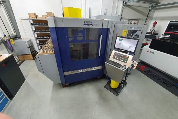 CNC-Bearbeitungszentrum mit Steuerungskonsole