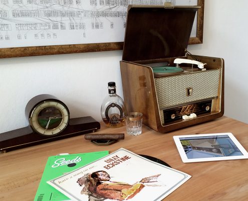 Restauriertes Röhrenradio mit Phono