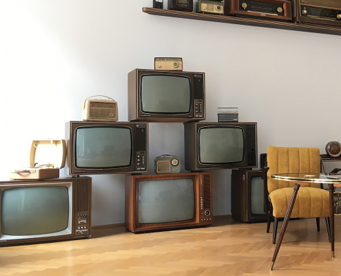 Showroom mit restaurierten Röhrenfernsehern