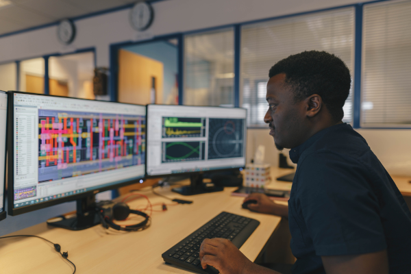 Support Engineer arbeitet mit IC Place-and-Route-Software