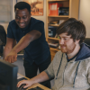 Zwei EDA-Solutions-Ingenieure gemeinsam am Arbeitsplatz