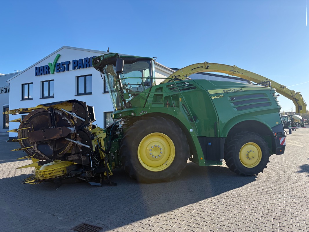 John Deere 8400 i 4x4 mit Kemper 460